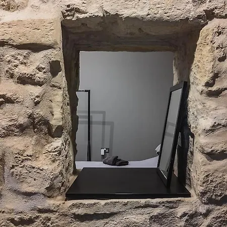 Daire L.o. Mdina-designer House The Bedroom-tub Rabat