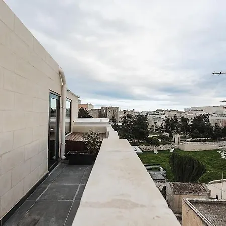 L.o. Mdina-designer House The Bedroom-tub