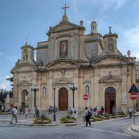 Daire L.o. Mdina-designer House The Bedroom-tub