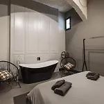 L.o. Mdina-designer House The Bedroom-tub