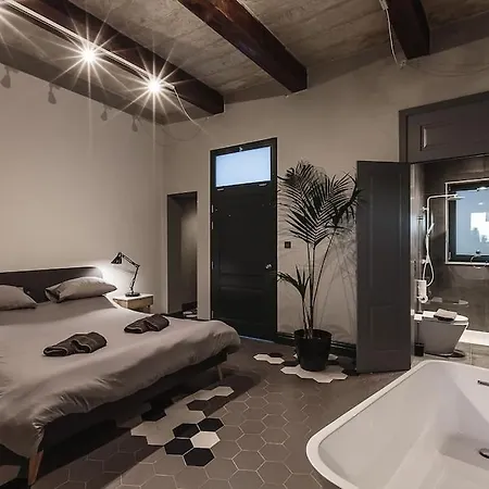 Apartment L.o. Mdina-designer House The Bedroom-tub