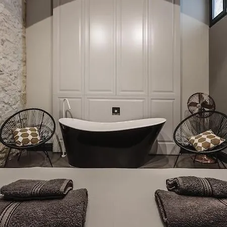 Apartament L.o. Mdina-designer House The Bedroom-tub *