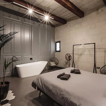 L.o. Mdina-designer House The Bedroom-tub * Rabat