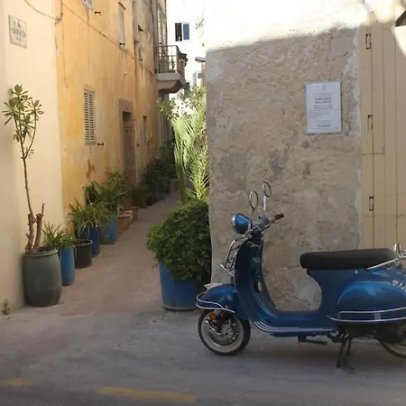 Apartment L.o. Mdina-designer House The Bedroom-tub *
