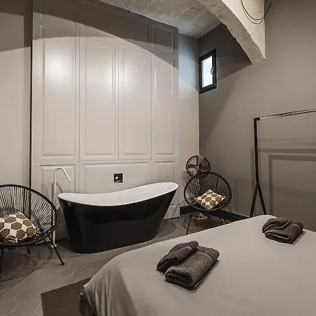 L.o. Mdina-designer House The Bedroom-tub