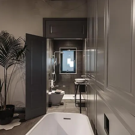 L.o. Mdina-designer House The Bedroom-tub Apartman *