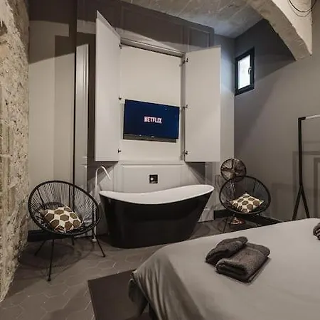 Apartament L.o. Mdina-designer House The Bedroom-tub *