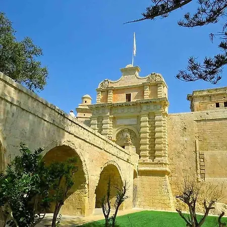 L.o. Mdina-designer House The Bedroom-tub Rabat
