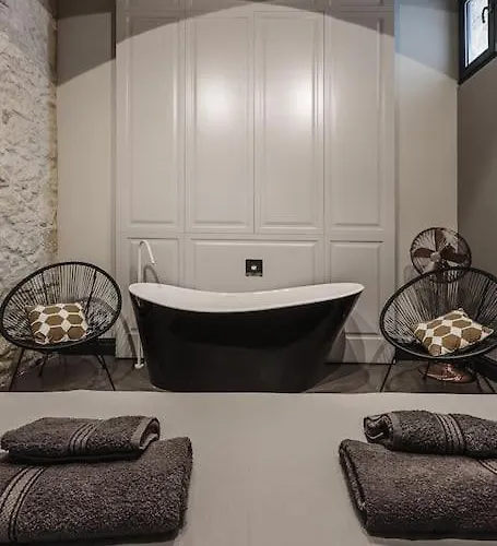 Apartman L.o. Mdina-designer House The Bedroom-tub *