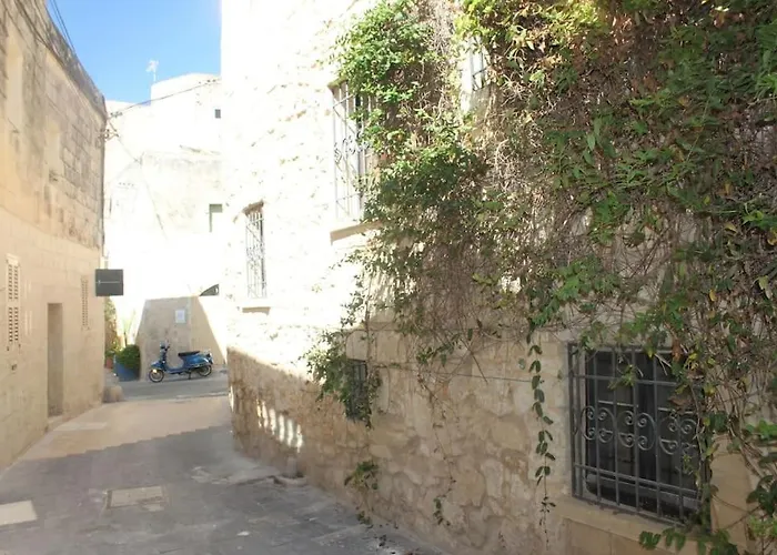 L.o. Mdina-designer House The Bedroom-tub Apartman