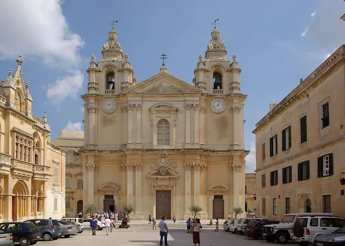 L.o. Mdina-designer House The Bedroom-tub Apartman