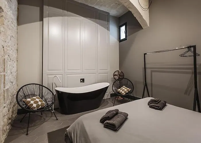 L.o. Mdina-designer House The Bedroom-tub