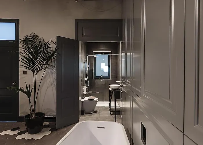 L.o. Mdina-designer House The Bedroom-tub Apartman *